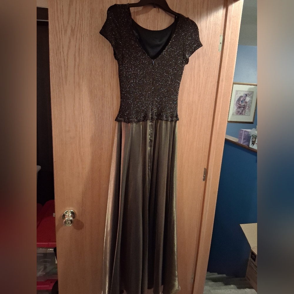 JS Collections petite maxi gown, bottom gold Metallic, sheen, top black and gold